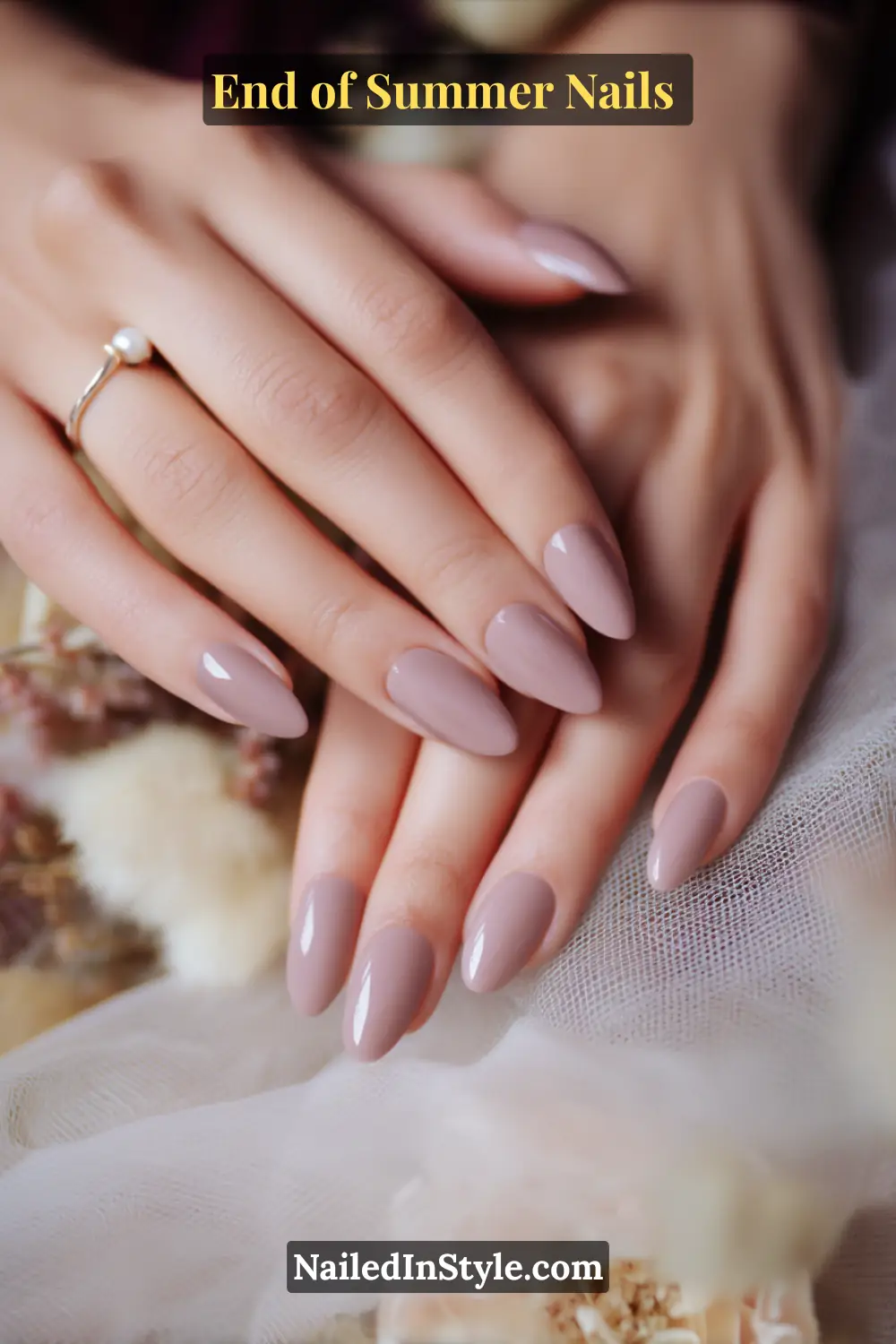 Almond-shaped nails painted in soft mauve tones with a glossy finish, elegant and romantic.
